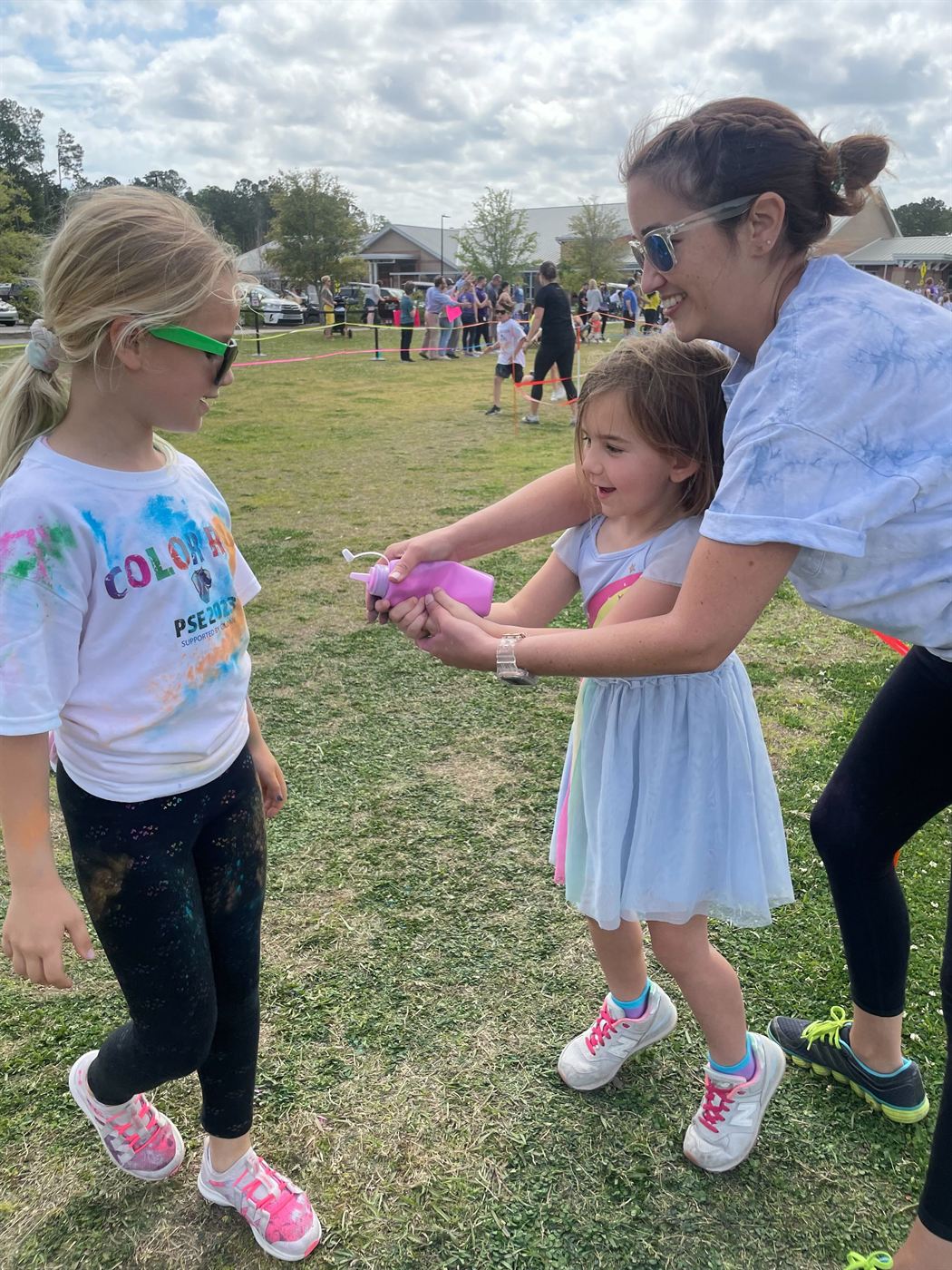 Lindsey Draugel volunteering with students at Philip Simmons Elementary